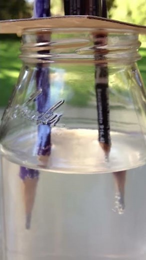 Producing Hydrogen and Oxygen with 2 pencils, salt water and a battery