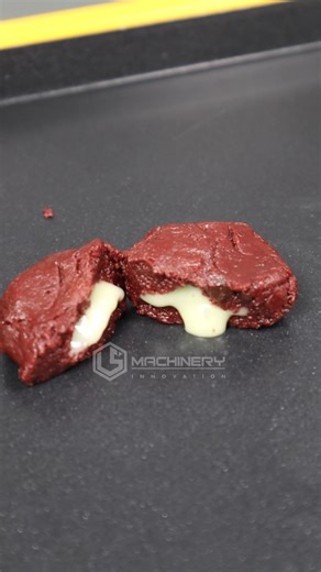 A perfect Soft Cookies with Lava Fillings, every single time. . Powered by the Multipurpose Encrusting Machine LSF-800-SM, engineered for consistent lava-filled Red Velvet soft cookies. . Advanced filling control ensures clean encrusting, stable weight accuracy, and smooth product flow. . With a production capacity of up to 3,600 pieces per hour, efficiency and quality move in sync. . Compact in size, industrial in performance — built for professional output and scalable production. LSF-800-SM 多