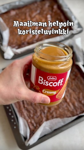Tiina Tohu | Vegaanileivonnan lähettiläs on Instagram: "Tän helpommaksi ei kakkujen ja leivosten koristelu voi mennä! 😄 Kun irrotat Biscoff-levitepurkista metallisen suojakuoren kokonaan pois, voit sulattaa levitteen mikrossa ja kaataa sen purkista suoraan leivoksen päälle. Koristeet tarttuu kauniisti levitteen pintaan & jähmettyvät siihen kiinni! Kokeile esim: 🍰 Kreemipäällysteisen tai nakukakun kuorruttamiseen 🍫 Biscoff-brownieiden päälle 🍨Kuorruta jäätelökakku 🧁Kuppikakkujen tai leivonna