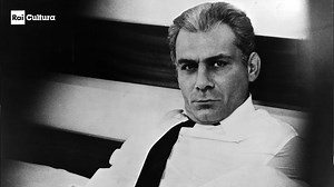 Da "Diamoci del tu" (1967) un giovane Giorgio Gaber ospita il bel Gian Maria Volonté per un duetto comico. Qui un breve estratto in cui Volonté recita alcuni versi da "Blowin' in the wind". #6dicembre | Rai Cultura
