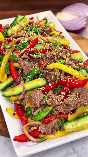 Spicy Beef & Crunchy Cucumber Salad 🥒🥩🌶️ Tender, savory beef tossed with crisp cucumber, bell pepper, fresh herbs, garlic, and a spicy sesame-style finish. The hot beef and oil bring everything together and release all those amazing garlic and coriander flavors. Fresh, crunchy, juicy, and satisfying enough for a meal. Serves 3–4 Ingredients Beef & Marinade * 300 g beef, thinly sliced (flank or skirt steak) * 2 tbsp soy sauce * 1 tsp oyster sauce * 1–2 garlic cloves, minced Salad * 1 long Engl