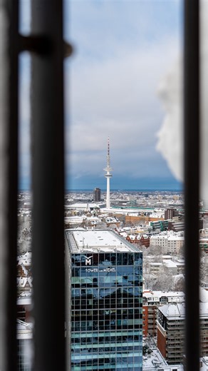 Hauptkirche St. Michaelis on Instagram: "Bei diesem Wetter macht der Blick vom Michel-Turm ganz besonders Spaß! ❄️ Die Schneebaumeister auf der Michelwiese, die Mutigen auf der Eisbahn in Planten un Blomen oder die verschneiten Kirchtürme der Stadt sind von unserem Turm gut zu beobachten. 👀 Und vielleicht wird man auch mit einem schönen Sonnenuntergang über der Elbe belohnt, wenn man lang genug dem Wetter trotzt. 🌅 #stmichaelis #hauptkirchestmichaelis #michelgram #michelmeinmichel #evangelisch