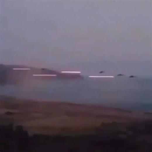 @globalshootings on Instagram: "日本利用压电瓷砖将脚步转化为电能。这些瓷砖捕捉来自你脚步的动能。当你行走时，你的重量和动作会对瓷砖产生压力。瓷砖会轻微弯曲，从而产生机械应力。瓷砖内部的压电材料将这种应力转化为电能。每一步都会产生少量电荷，而数百万步结合在一起就能产生足够的电力来驱动 LED 灯、数字显示屏和传感器。在像涩谷车站这样繁忙的地方，每天大约有 240 万个脚步为这一系统作出贡献。这些电能可以被储存或立即使用，从而减少对传统电力来源的依赖，并支持可持续的城市基础设施。这种方法将日常运动转化为实用的可再生能源 #日本 #知识 #事实 #你知道吗 #推荐 #科技 #创新 #历史 #技术 #实验 #热门"