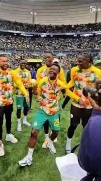 Le Sénégal 🇸🇳 se moque de la décision de la CAF et fête sa CAN au Stade de France ! 🏆🥳 #shorts