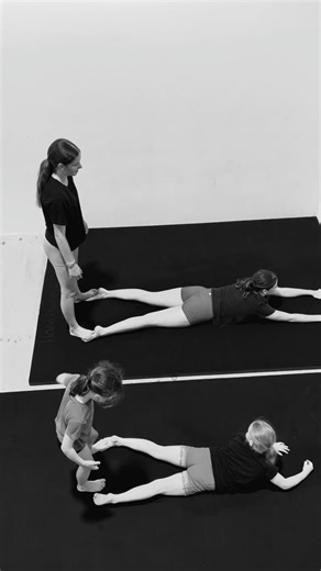 Spooky 🎃 Contortion girls working hard in last nights class 😱 • • • • • #elasticbandz #acro #acrobats #acrobatics #contortion #contortionist #acrofamily #acrosisters #backflip #bendback #ariels #cartwheel #elasticbandz2025 | Elastic Bandz