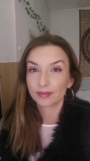 Reading 'Lipstick Hearts' from my new poetry collection BEAUTIFUL ALIEN. ❤️✨❤️ If you haven't yet, you can grab a copy here ⬇️ https://www.amazon.com/dp/B0CH241KGQ | Olivia Bella Poetry