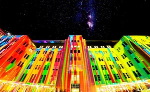 Each year, from May to June, Sydney becomes a canvas for brilliant light installations and projections! 💙💚💛💜🧡❤️🖤 The Vidi Light Sydney festival takes you to another dimension, with shadows that spring into colour and buildings facades that reveal hidden magical worlds. So grab a camera and go see the Australian city transforms into a large-scale work of art. 🇦🇺🇦🇺 If you like bright colours and lights show, our creator Panedia took other footages of this amazing event. You can have a pe