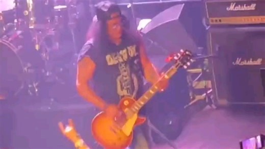 俯拍视角Slash Duff 小傻重磅回归livehouse小场子硬摇滚 Its so easy 枪花开篇小黄曲硬摇滚轰炸全场！