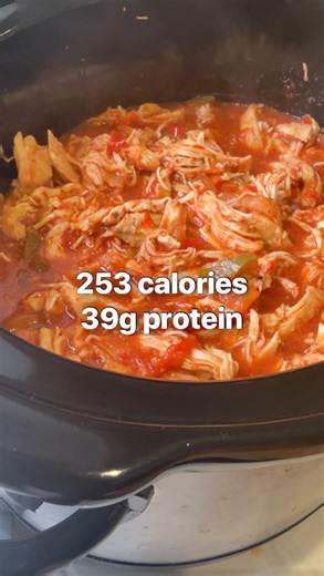 The calorie deficit queen - Kacy Allensworth on Instagram: "Here’s exactly what I did👇 ✨ 2.5 lbs boneless skinless chicken ✨ 1 (28oz) can crushed tomatoes ✨ 1 (16oz) bag frozen fajita-style veggies (onion + red/green peppers) Season generously with… 🧄 garlic powder 🌿 Italian seasoning 🧂 salt + pepper 👉 Toss everything in a Crock-Pot 👉 LOW 4–6 hours 👉 Shred chicken + return to pot 👉 Stir and serve Makes 7 cups 253 calories 39g protein Per cup I served mine over spaghetti squash and the fa
