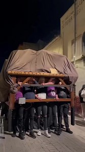 “Ponle un vaso de agua a la mesa del paso y verás que no se sale una gota." Que barbaridad! 💜 La Columna de Linares. @columnayamargura.linares @pasiondelinares @alvarez_victorm @loritejesus @anatoli_mb @loritef @josecarlosmota_ #linares #tradicion #semanasanta #cuaresma #costalesdepellizco #españa #costales #costaleras #pasos #capataz #envios #ropa #cuaresma #columnalinares #juevessanto #pasiondeLinares #jaen #sevilla | Costales de Pellizco