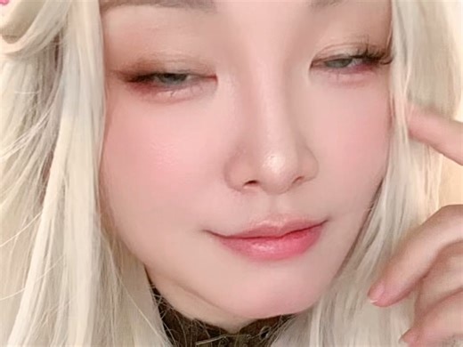 她好像发现她有点姿色了？