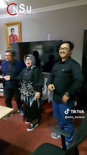 Mendadak dihibur oleh Mamih Ida, Putri dari Mang Koko Maestro Kawih Sunda dengan Lagu Berjudul Kesenian Mang Koko Bernama Asi Koko Koswara Mang Koko adalah seniman Sunda yang keren dan terkenal karena mampu menciptakan lagu kecapi Sunda yang sangat berkesan di hati orang yang mendengarkannya. Seniman karawitan Sunda ini lahir pada 10 April 1917 dan wafat 4 Oktober 1985. Mang Koko mulai aktif menulis lagu pada medio 1940-an. Hingga akhir hayatnya, Mang Koko menghasilkan 1.000 lagu. #bandung #band