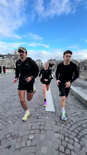 Parfois courir seul, c’est mieux ! Quand tu pars pour un footing tranquille…et que tu te retrouves avec la pipelette officielle du groupe 🏃‍♂️💬 Elle parle. Elle parle encore. Finalement, c’est en accélérant que tu finis par respirer 😮‍💨🧘🏻 (Évidemment, c’est de l’humour, Maïwen n’est même pas la plus bavarde😉) Plutôt ? 👂 Team : j’écoute poliment 🔥 Team : je prétends avoir une séance et je pars au seuil