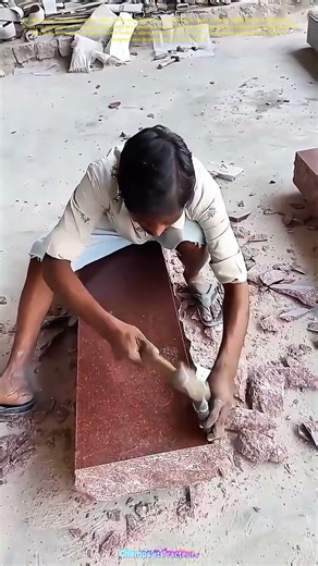 Force et précision : Comment un artisan transforme la pierre en œuvre d'art