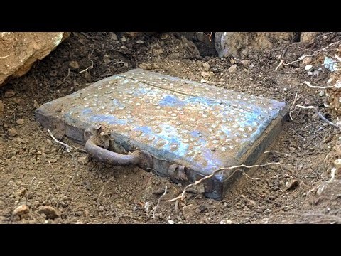 We found a chest that had many items inside it#MysteryChes