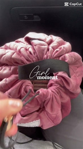 Doing make up while travelling is easy with this make up bag The Flat lay co.