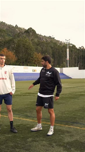 📌 Passe longo; 📌 Leitura do que se passa à nossa volta (bola, espaço e homem); 📌 Defesa do cruzamento; 📌 Saber quando simplificar. Saber defender um cruzamento exige muito trabalho. Aqui não trabalhamos só a execução. Trabalhamos o porquê, o quando e o como. Porque jogar bem não é fazer bonito. É decidir melhor. É isso que construímos todos os dias 👉🏽 🧠 👈🏽 | Boost Campus Academy