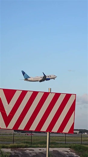 United Boeing 737-700 Departing Houston-Intercontinental For Boston #shorts