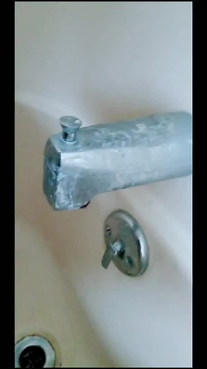 Bye bye hard water. #thecleanqueen #ecofriendlyproducts #nontoxic #cleaning #cleanbathrooms #cleantub #cleansink #letsclean #home #homeroutine