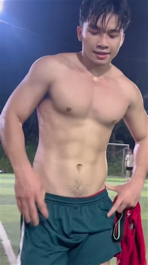 Trai đẹp Văn Hoàng Thái Dương đi đá bóng P1 ‪@chillboy_shorts‬