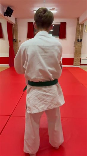 Uki Waza (Floating Technique): Perfect Timing, Minimal Effort Uki Waza is a beautiful example of Sutemi Waza (Sacrifice Technique). It relies on perfect timing to use the opponent’s forward step or momentum against them, pulling them into a fall with minimal raw strength. The Mechanics of the “Float”: 1. Breaking Balance: The attack begins when your opponent is moving forward. You step back and use your grips to pull them diagonally forward, disrupting their line of balance onto their leading fo