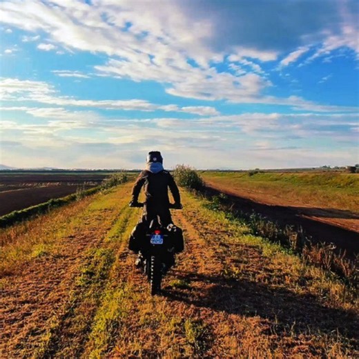 Giovanni Sollo Adv on Instagram: "Slow down, learn to know yourself, and find your own path. 🌿✨🛤️ #weareyamaha #yamahatenere700 #Yamaha #yamahatenere #MotoLife #BikerLife #RideMore #MotorcycleLove #BornToRide #TwoWheelsLife #FreedomOnWheels #MotoAddict #RideFree #loneridergear #moskomoto #gpmucci #SRTFactory #CarpeIter #klim #gaerne #yakk @loneridergear - Adv70 @gpmucci - Paracoppa Thor alto @srtfactory - Manubrio piega alta Tourbar @psdgraphics - Grafica @adventure_by_boano - Piatra Arnold mi