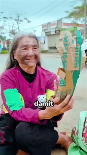 Bettlerin baut genialen Arm aus Pappe und rächt sich 💀