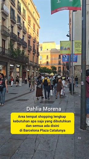 Shopping area and everything is complete here in Barcelona plaza Catalunya