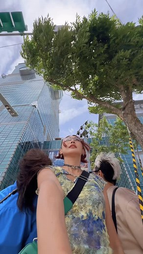 1.9K views · 697 reactions | 这场在大巨蛋的五月天的演唱会值回票价了凉❤️ 今晚的五月天，不只是演唱会，是一场青春的重播!!! 唱了4个小时，我们都还觉得不够 五迷老师说了，加入五月天，永远不会迟!!!!! 哈哈哈哈哈 . . #mayday #五月天 #五月天回到那一天5525巡迴演唱會️ #shotoniphone | May ho | Facebook