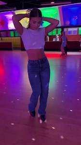 Sabrina 🤍_23_Lil dancy dance🛼✨❤️ #skating #rollerskating #rnb | Binnnaaa