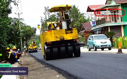 酒井TS200轮胎式压路机在沥青路面工作