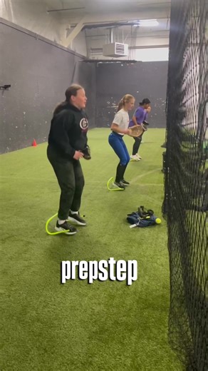 If you feel slow getting back on fly balls, try this drop step drill. This helps train your first move so you’re not crossing over late or drifting under the ball. Simple fix that makes a big difference. #softballlife #softballplayer #softballskills #outfielddrills #fastpitchsoftball