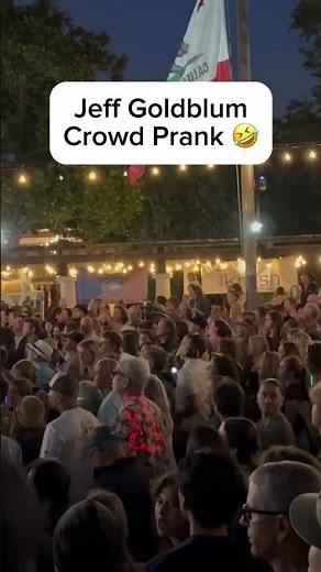 Jeff Goldblum laser pointer crowd prank 🤣