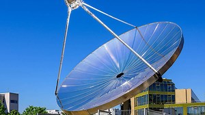 Like an 'artificial tree': Solar reactor converts water into renewable hydrogen, oxygen, and heat