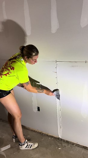 Drywall Taping Techniques with Level 5 Tools for a Smooth Finish