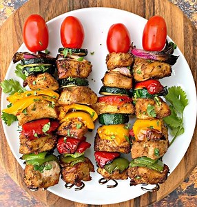 AIR FRYER GRILLED CHICKEN KEBABS Get the recipe here: https://www.staysnatched.com/air-fryer-chicken-kebabs/ Grilled chicken in your air fryer, without having to step outside! These are marinated to perfection and a recipe the whole family will love! | Stay Snatched - Easy and Indulging Recipes