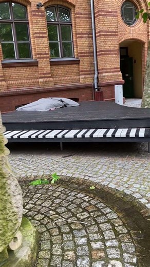 Kunst des Tages. Gartenskulpturen. Viel Tamtam um nix. Verstummte Musikinstrumente. Berlin-Mitte