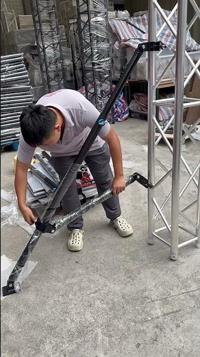 Quickly install an A-frame brace.#truss #stagelighting #lightingtruss #asiatruss #trussstage