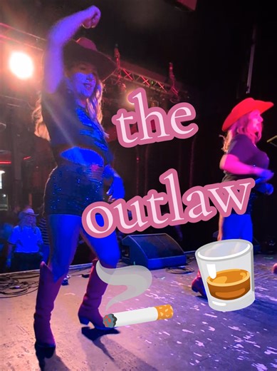 had to keep reminding myself not to drop it 😂😂 Dance: The Outlaw Song: Whiskey Drinkin SOB Choreographer: Suzanne Wilson 📍 @Buckle&Boots Festival New Years Bash, Manchester 👯‍♀️ @honkytonkhighwaylinedancing