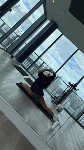 Caprice Marsh on Instagram: "Updated splits + stretch routine 🩰 @aybl code ‘CAPRICE’ to save 🫶🏽 Wearing the adapt shorts in a size XS for ref ♥ Will be posting a mic’d up video soon of my routine in full, as I know this was short and I want to explain it more thoroughly for you guys to learn it !! 🥹 #gymgirl #gyminspo #stretchingexercises #splitstraining #splitsprogress"