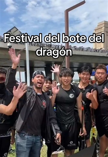 La historia más conocida en la China moderna sostiene que el festival conmemora la muerte del poeta y ministro Qu Yuan (340-278 a.C.) Del antiguo estado de durante el periodo de Chu durante los reinos combatientes de la dinastía Zhou. ##china##culture##dragon##viajes##rio