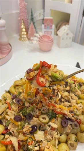 Bianca Targa on Instagram: "Salada de Bacalhau pro seu Ano Novo! 800 g de bacalhau em postas (dessalgado, pré-cozido) Batatinhas com a casca (500g) Azeite de oliva a gosto 4 mini cebolas cortadas em meia-lua 1 pimentão amarelo em tirinhas 1 pimentão vermelho em tirinhas 1 cabeça de brócolis 1 caixinha de tomate cereja cortado ao meio 1 vidro de palmito fatiado Azeitona verde fatiada a gosto Azeitona preta fatiada a gosto Pimenta-do-reino a gosto Cebolinha a gosto Azeite a gosto 1 colher de mante