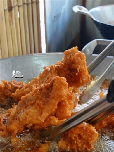 ข้าวหมูทอดพุงกาง ข้าวฟรี! น้ำพริกผักสดฟรี! เริ่มต้น 40 บาท! กรอบนอกนุ่มใน . ชื่อร้าน : ข้าวหมูทอดพุงกาง พิกัด : ถนนท่าข้ามซอย 10 GPS : https://maps.app.goo.gl/PciQhFYmoSCA95o17 เปิด - ปิด : หยุดทุกวัน 6.30-14.00 น. เปิดทุกวัน โทร : 080-2305555 . #ชีวิตติดรีวิว #เรื่องรีวิวไว้ใจเจ๊