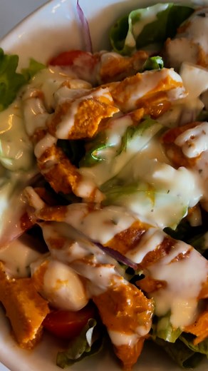 @le_kreamery I found my go-to at Le Kreamery — the Ritz Salad with peri-peri chicken. It’s the perfect balance of fresh greens, crisp cucumber, tangy onions, feta, and olives, all brought together with their signature dressing, topped with spicy, juicy chicken fillet that adds just the right kick. Light yet filling, it’s the kind of meal that feels both wholesome and indulgent, and paired with the warm, modern vibe of Le Kreamery, it’s an experience I’ll definitely be repeating. | KitchenQueens_