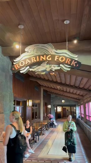 Grabbing a late lunch at ✨ Roaring Fork ✨ and it’s exactly the reset your Disney day needed 🌲🍴🏰 POV: you step inside, the AC hits, the lodge is glowing, and suddenly everything slows down 😌✨ quick, easy, and actually SO good 👀 🍔 hot, fresh comfort food 🥗 lighter options if you’re balancing all the snacks 🧁 and of course… something sweet because it’s Disney this is your sign to build in those “pause and breathe” moments between the chaos 💫 late lunch > long lines good food > hanger vibes