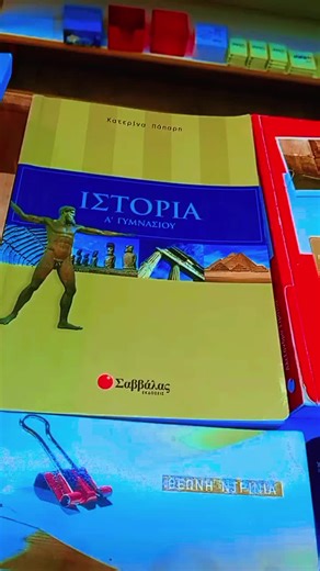 Φιλολογικά βοηθήματα από τις εκδόσεις Σαββαλας. - Μεταχειρισμένα. Οι εκδόσεις Σαββάλας είναι ένας από τους βασικούς εκδοτικούς οίκους στην Ελλάδα με μεγάλη γκάμα σχολικών και φιλoλογικών βοηθημάτων για όλες τις τάξεις του σχολείου και για διαφορετικά μαθήματα (από Δημοτικό μέχρι Λύκειο). � Public 📚 Τι θεωρούνται «φιλολογικά βοηθήματα» στις εκδόσεις Σαββάλας Με τον όρο φιλολογικά βοηθήματα συνήθως εννοούμε εκπαιδευτικά βιβλία που στηρίζουν τη γλωσσική & φιλολογική εκμάθηση — όπως γραμματική, ορθ