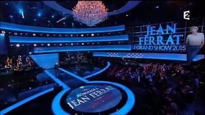 Jean de France Didier Barbelivien J'aimais ton rire, j'aimais ta voix Qui racontait nos différences Moustache rapportait de Cuba De Santiago, qu'elle importance J'aimais tout ce qui était toi Quand tu bousculais nos consciences Jean Tenenbaum ou Jean Ferrat Tes mots déchiraient le silence Et je m'imaginais Créteil Quand tu me fredonnais "ma môme" Et ces deux enfants au soleil García Lorca en son royaume Moi j'écoutais "nuit et brouillard" Enfermé dans mon innocence Je comprendrais beaucoup plus 