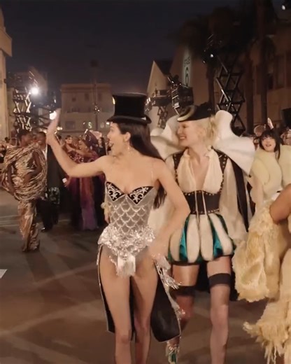 🔗: https://voguemagazine.visitlink.me/-tVoVp And that’s a wrap! Tonight, #VogueWorld: Hollywood took over Paramount Pictures Studios, bringing high style, high drama, and special performances. Catch up on the best moments here: | Vogue