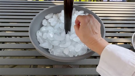 Fill a planter with ice for this brilliant porch idea!
