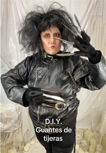 Josi Jai’s Halloween costumes 👻 DIY guantes de Edward Scissorhands (el joven manos de tijeras) Qué emoción!! Ya es octubre y arrancamos con otra serie de disfraces de Halloween. Este año traigo ideas nuevas y el regreso de algunos de tus personajes favoritos. Empezamos con El Joven Manos de Tijeras, una de mis películas favoritas desde niña y curiosamente, fue el primer disfraz que creé para mi hermanito para un concurso de disfraces de su primaria donde ganamos “el mejor disfraz” (ganamos 3 añ